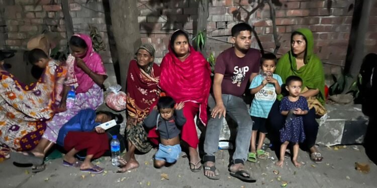 খামারবাড়ি মাঠে আশ্রয় নিয়েছে কড়াইল বস্তির হাজারো গৃহহীন মানুষ