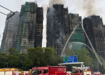 হংকংয়ে ভয়াবহ অগ্নিকাণ্ড: ১৫ ঘণ্টার আগুনে পুড়ে নিহত ৪৪, আহত ৪৫