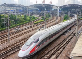 চীনে ট্রেনের ধাক্কায় ১১ জন নিহত