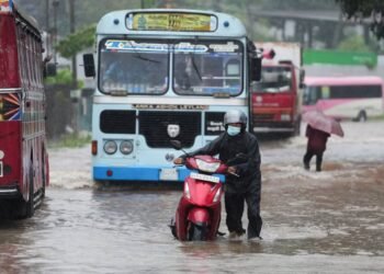 ঘূর্ণিঝড় ‘ডিটওয়াহ’ ও বন্যায় লণ্ডভণ্ড শ্রীলঙ্কা-ইন্দোনেশিয়া, নিহত ৩৭১
