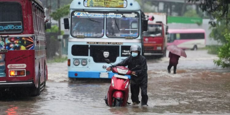 ঘূর্ণিঝড় ‘ডিটওয়াহ’ ও বন্যায় লণ্ডভণ্ড শ্রীলঙ্কা-ইন্দোনেশিয়া, নিহত ৩৭১