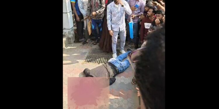 খুলনা কোর্ট চত্বরে প্রকাশ্য দিবালোকে যুবককে গুলি করে হত্যা