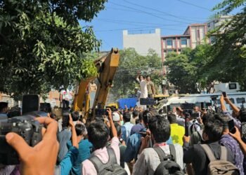 Students-faced-obstruction-while-attempting-to-demolish-Sheikh-Mujibur-Rahmans-house-at-Dhanmondi-32