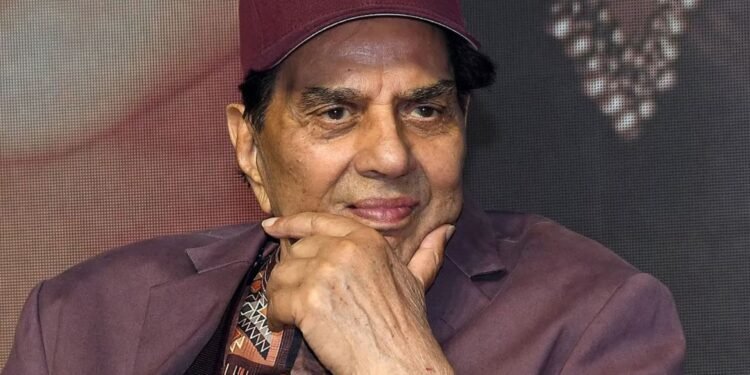 Secret-video-of-Dharmendras-unconscious-state-leaked-hospital-staff-arrested