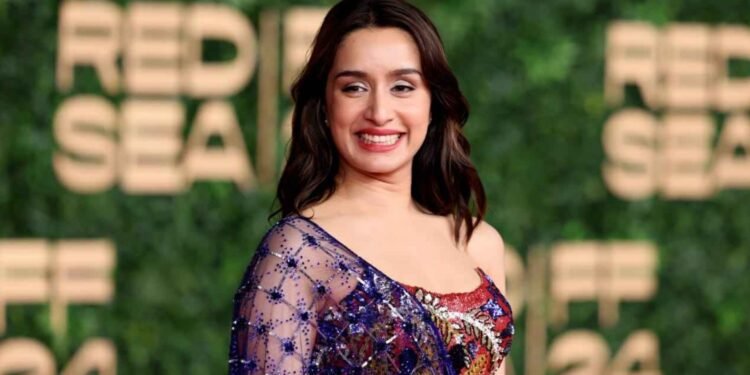 Shraddha-Kapoor-injured-after-15-kg-waistband-fell-on-her-foot