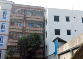 বরিশালে ভূমিকম্পের জেরে ৫ তলা ভবন হেলে পড়ল ৪ তলার ওপর