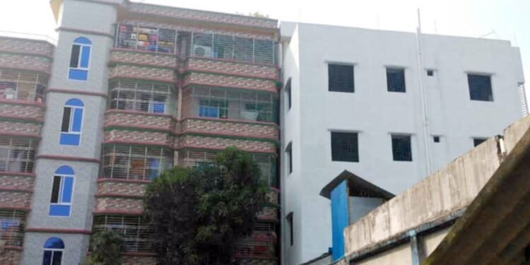 বরিশালে ভূমিকম্পের জেরে ৫ তলা ভবন হেলে পড়ল ৪ তলার ওপর