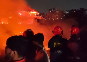 ১৯ ইউনিটের লড়াইয়ে ৫ ঘণ্টার চেষ্টায় নিয়ন্ত্রণে কড়াইল বস্তির আগুন