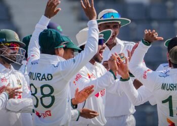 Bangladesh-bounced-back-in-the-second-session-after-a-series-of-dropped-catches