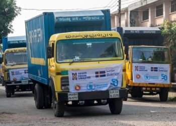 ১০ লাখ রোহিঙ্গার জন্য ৩ হাজার টন সূর্যমুখী তেল পৌঁছাল কক্সবাজারে