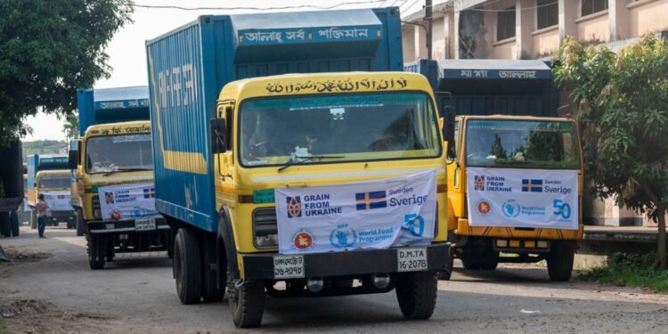 ১০ লাখ রোহিঙ্গার জন্য ৩ হাজার টন সূর্যমুখী তেল পৌঁছাল কক্সবাজারে