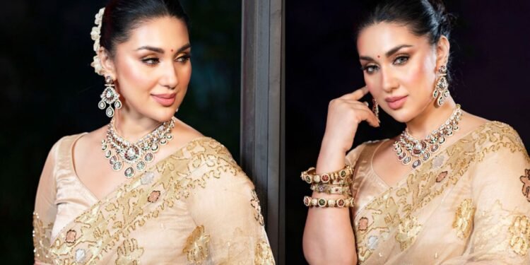 ফেসবুকে রাজকীয় লুকে ঝড় তুললেন ঢালিউড কুইন অপু বিশ্বাস