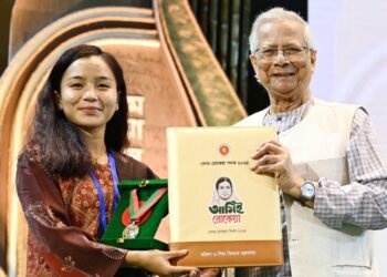 একুশে পদকের পর এবার রোকেয়া পদক: ঋতুপর্ণার সাফল্যের মুকুটে নতুন পালক