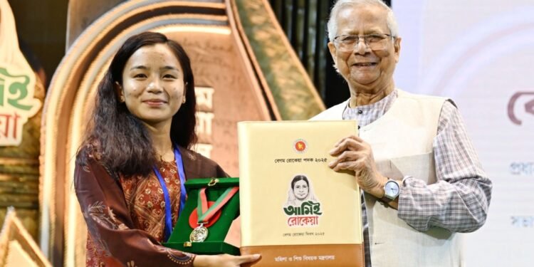 একুশে পদকের পর এবার রোকেয়া পদক: ঋতুপর্ণার সাফল্যের মুকুটে নতুন পালক