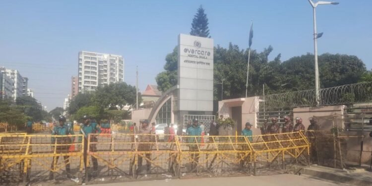 দলীয় নির্দেশনায় এভারকেয়ারের সামনে কমল ভিড়, পাহারায় পুলিশ-বিজিবি