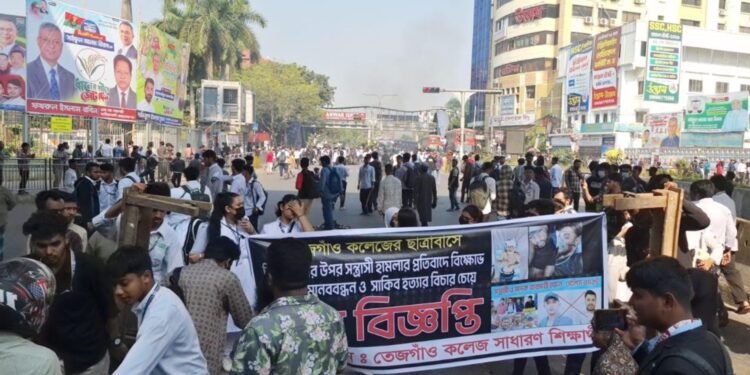 তেজগাঁও কলেজের শিক্ষার্থী রানা হত্যার বিচারের দাবিতে ফার্মগেট অবরোধ