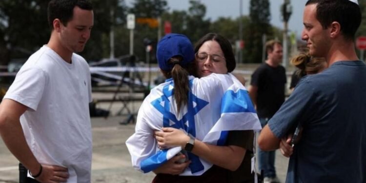 সিডনির বন্ডাই বিচে রক্তের দাগ: হানুকা উৎসবে হামলায় নিহত বেড়ে ১৬