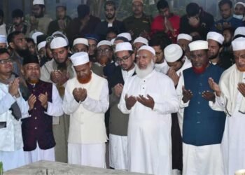 ফজরের পর হাদির কবরে জামায়াত আমিরের জিয়ারত