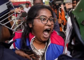 কলকাতায় ধুন্ধুমার: বাংলাদেশ উপ-হাইকমিশনে এগোতে গেলেই পুলিশের লাঠিচার্জ