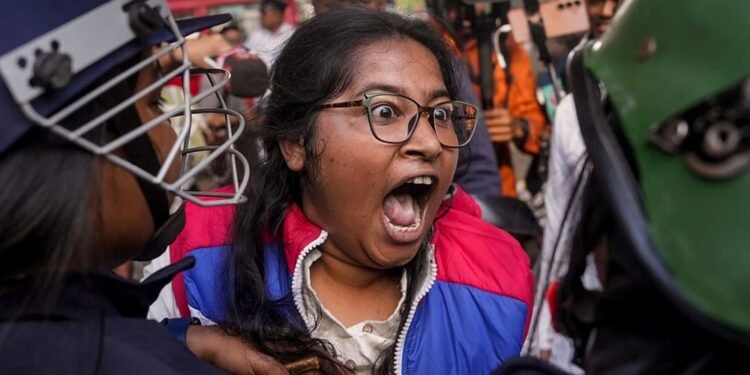 কলকাতায় ধুন্ধুমার: বাংলাদেশ উপ-হাইকমিশনে এগোতে গেলেই পুলিশের লাঠিচার্জ