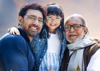 নিজের ছবি শো না পাওয়ায় সমালোচকদের জবাব দেবের