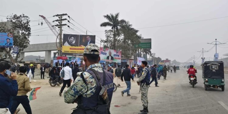 দুপুর ১২টায় নামবে বিমান: স্লোগানে মুখর বিমানবন্দর সড়ক