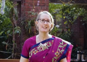 খাঁটি বাঙালি সাজে সারাহ কুক: টাঙ্গাইল শাড়ি পরে বড়দিনের শুভেচ্ছা