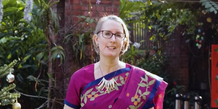 খাঁটি বাঙালি সাজে সারাহ কুক: টাঙ্গাইল শাড়ি পরে বড়দিনের শুভেচ্ছা