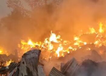 গাজীপুরে ঝুটের গুদামে ভয়াবহ আগুন: ৫ ইউনিটের ২ ঘণ্টার চেষ্টায় নিয়ন্ত্রণে