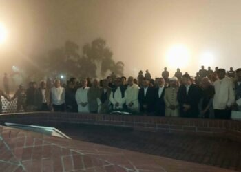 রাত ১০টায় জনসমুদ্র পেরিয়ে স্মৃতিসৌধে তারেক রহমান: গাড়িতে বসেই স্বাক্ষর করলেন পরিদর্শন বই