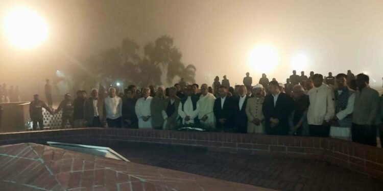 রাত ১০টায় জনসমুদ্র পেরিয়ে স্মৃতিসৌধে তারেক রহমান: গাড়িতে বসেই স্বাক্ষর করলেন পরিদর্শন বই