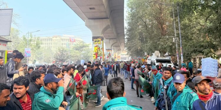 ঢাবি ক্যাম্পাসে তারেক রহমান: শহীদ ওসমান হাদি ও নজরুলের কবরে শ্রদ্ধা