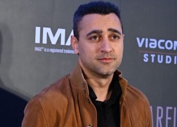 বলিউডের ‘বাজেট পলিটিক্স’ ফাঁস করলেন ইমরান খান