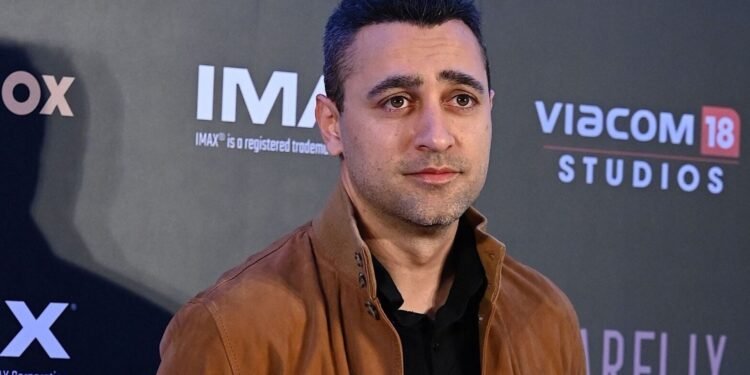 বলিউডের ‘বাজেট পলিটিক্স’ ফাঁস করলেন ইমরান খান