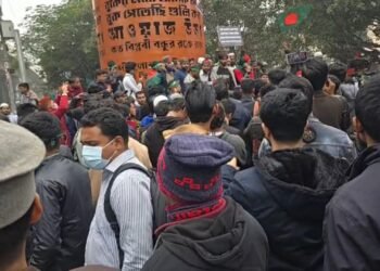 বিচা/রের দাবিতে শাহবাগে জড়ো হচ্ছেন ইনকিলাব মঞ্চের নেতাকর্মীরা