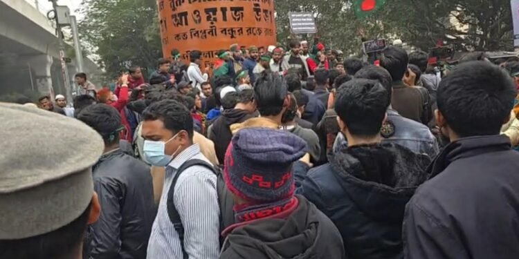 বিচা/রের দাবিতে শাহবাগে জড়ো হচ্ছেন ইনকিলাব মঞ্চের নেতাকর্মীরা
