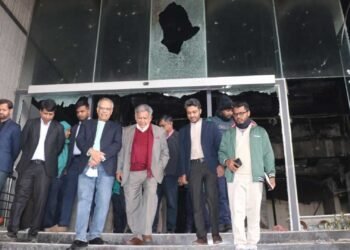 ক্ষতিগ্রস্ত প্রথম আলো-ডেইলি স্টার কার্যালয় পরিদর্শন করলেন শ্রম উপদেষ্টা