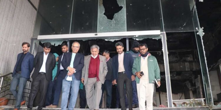 ক্ষতিগ্রস্ত প্রথম আলো-ডেইলি স্টার কার্যালয় পরিদর্শন করলেন শ্রম উপদেষ্টা