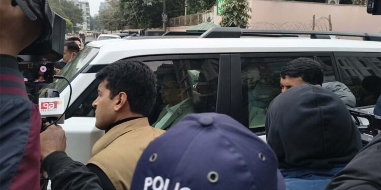 ১০টা ৮ মিনিটে হাসপাতাল ছাড়লেন তারেক রহমান: চোখেমুখে স্বজন হারানোর বিষাদ