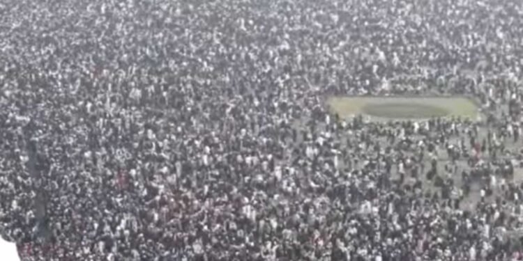 মানিক মিয়া এভিনিউতে মানুষের জনসমুদ্র, যান চলাচলে বিশেষ নির্দেশনা