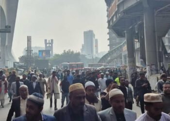 এলিভেটেড এক্সপ্রেসওয়েতে মানুষের ঢল, গন্তব্য মানিক মিয়া এভিনিউ