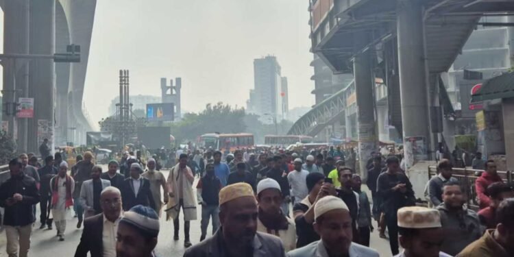 এলিভেটেড এক্সপ্রেসওয়েতে মানুষের ঢল, গন্তব্য মানিক মিয়া এভিনিউ