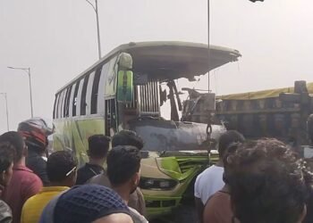 মাদারীপুরে এক্সপ্রেসওয়েতে বাস-ট্রাক সংঘর্ষে ৩ জন নিহত, আহত ১৫