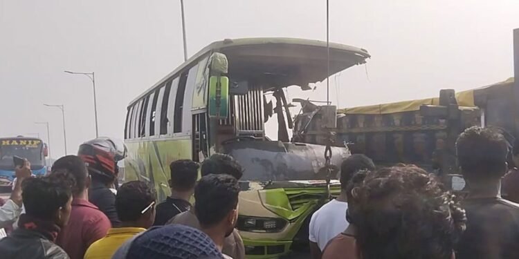 মাদারীপুরে এক্সপ্রেসওয়েতে বাস-ট্রাক সংঘর্ষে ৩ জন নিহত, আহত ১৫