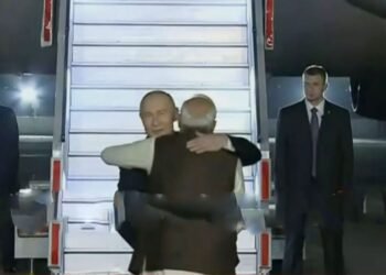 পুতিনকে জড়িয়ে ধরে স্বাগত জানালেন মোদি