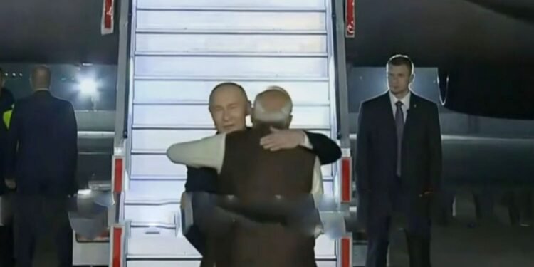 পুতিনকে জড়িয়ে ধরে স্বাগত জানালেন মোদি