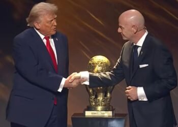 গলায় পদক পরলেও পুরস্কার ছুঁয়েও দেখলেন না ট্রাম্প