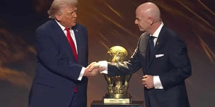 গলায় পদক পরলেও পুরস্কার ছুঁয়েও দেখলেন না ট্রাম্প