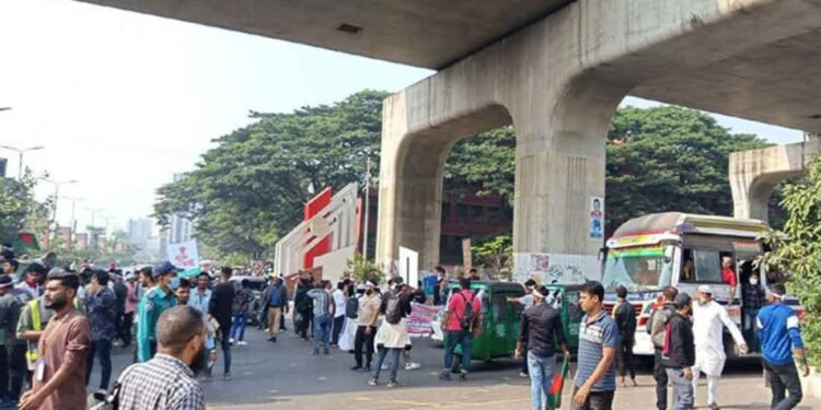 মোবাইল ব্যবসায়ীদের সড়ক অবরোধে যান চলাচল বন্ধ