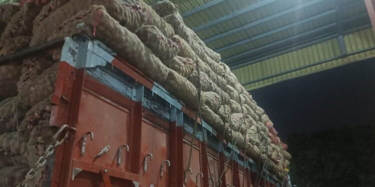 সোনামসজিদ বন্দর দিয়ে এল ৬০ মেট্রিক টন ভারতীয় পেঁয়াজ